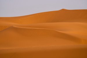 Ergg Chebbin hiekkadyynejä Saharan autiomaassa Marokossa, 2022 (kuva). tekijältä Ira Block