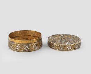 Laatikko, jossa lieriömäinen kansi, kaiverrettua messinkiä, hopealla upotettu, myöhempi kultaus ja mahdollinen sisänauhan lisäys, 1400-c.1525 tekijältä Iranian School