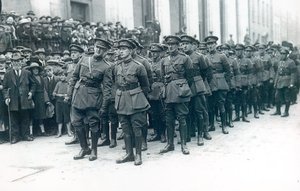 Michael Collins (1890-1922) (vas.) Irlannin vapaavaltion armeijan päällikkönä Arthur Griffithin hautajaisissa elokuussa 1922