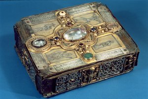 Stowe-missalin pyhäkkö, Lorrhasta, Tipperaryn kreivikunnasta, 1026–1033 (puolijalokiveillä upotettu metalli)