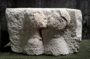 Iberinen taide: Osunan suudelma (Beso de Osuna) Korkea kalkkikiven kohokuvio, joka edustaa miestä ja naista suutelemassa - Rautakausi II, Dim. 13,5x24x20 cm - Madrid, Kansallinen arkeologinen museo - Osunan suudelma - Kalkkikivirelief (K. 13,5x24x20 cm), 3