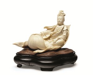 Uma escultura em marfim de Kannon flutuando em uma folha de lótus, período Meiji, final do século XIX (marfim com suporte de madeira) finlandês tekijältä Ishikawa Komei