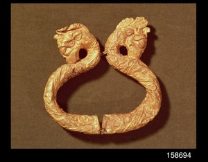 Rannekoru kahdella hirviöpäällä, 1300-1400-luku (puuta)