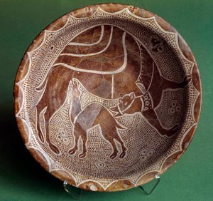 Islamilainen taide: leikattu kameli imettää lastaan. Irakista. 10. vuosisadalla. Pariisi, Louvre-museo tekijältä Islamic School