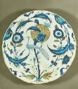 Iznik-astia maalattu riikinkukon kanssa kukkien keskellä, Turkki, n. 1550-1555 (moniväriset aluslasit) tekijältä Islamic School