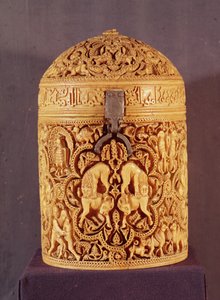 Pyx, jossa on hovielämän nautintoja kuvaava kohokuvio, johon on kaiverrettu nimi Al-Mughira, kalifi Abd-al-Rahman III:n poika, Umayyad-aika, Cordobasta, 968 jKr (katso myös 101673) tekijältä Islamic School