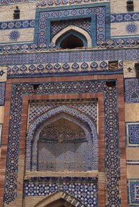 Laatat vuonna 1494 rakennetun Bibi Jawindin (k. 1403) mausoleumin sisäänkäyntiportissa tekijältä Islamic School