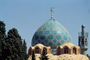 Shah Nematollah Valin mausoleumin turkoosi kaakeloitu kupoli, rakennettu vuosina 1330-1430 tekijältä Islamic School