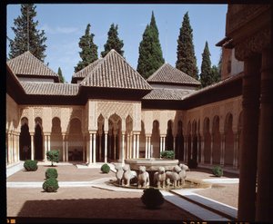 Näkymä Lions-hoviin, Nasrid-dynastian leijonien palatsin pääpihalle tekijältä Islamic School