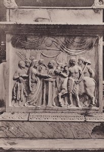 Ara Del Tempio Di Mercurio Di Vespasiano, Mercurin tai Vespasianuksen temppelin alttari (valkoinen kuva) tekijältä Italian Photographer