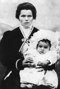 Benito Mussolini lapsena äitinsä Rosa Maltonin kanssa - 1884 - Benito MUSSOLINI (1883-1945) äitinsä Rosa Maltonin sylissä.