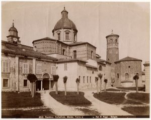 Herramme Jeesuksen Kristuksen ylösnousemuksen katedraali, kastekappeli oikealla, Ravenna, Emilia-Romagna, Italia, valokuva Pietro Poppi, Bologna, n. 1900 tekijältä Italian Photographer