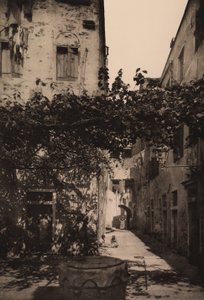 Corte Dolfin Castellossa, 1892 tekijältä Italian Photographer
