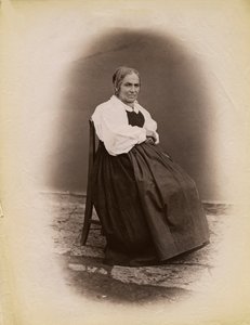Iäkäs nainen istuu tuolilla, Parre, Lombardia, Italia, valokuva: Premiata Fotografia Taramelli, Bergamo tekijältä Italian Photographer
