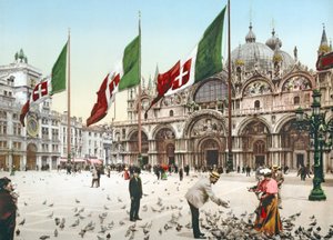 Kyyhkysten ruokkiminen Venetsian Pyhän Markuksen aukiolla, noin 1900 tekijältä Italian Photographer