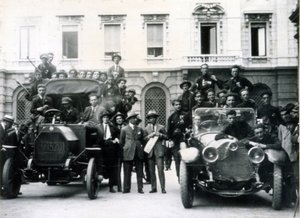 Milano, 3. ja 4. elokuuta 1922. Fasistien reaktio lakkoon. Toimintaryhmät Scala-aukiolla. tekijältä Italian Photographer