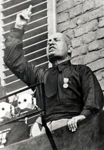 Mussolini mustassa paidassa tekijältä Italian Photographer