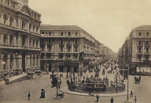 Napoli: Piazza Della Borsa ja Rettifilo Corso Umberto I (valkoinen kuva) tekijältä Italian Photographer