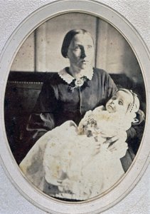 Post mortem muotokuva pikkutytöstä, jota hänen äitinsä pitelee, n. 1855 (m/v kuva)