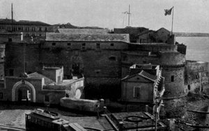 Taranto, Colombinon linna, R Marina Barracks (valkoinen kuva) tekijältä Italian Photographer