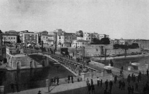 Taranto, suljettu kääntösilta ja vanhakaupunki (valkoinen kuva) tekijältä Italian Photographer