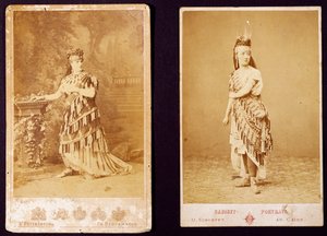Teresa Stolz ja Antonietta Pozzoni yllään Aidan puku (gelatiinihopeaprintti) tekijältä Italian Photographer