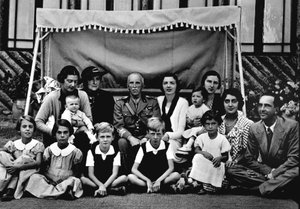 Italian kuninkaallinen perhe. Keskellä Victor Emmanuel III (Vittorio Emanuele). Istuvien lasten joukossa kolmas vasemmalta on prinssi Victor Emmanuel (Victor-Emmanuel) (Vittorio Emanuele), viimeinen oikealla hänen isänsä Humbert II (Umberto II). 19 tekijältä Italian Photographer