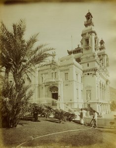 Montecarlon kasinon liitteenä oleva teatteri. Etualalla näkymä puutarhaan, jota koristavat palmut tekijältä Italian Photographer