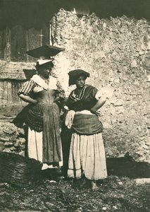 Kaksi maanviljelijää roomalaisella maaseudulla perinteisissä vaatteissa, Italia, n. 1910. tekijältä Italian Photographer