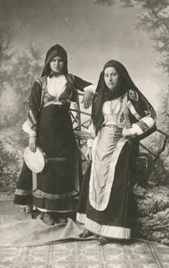 Kaksi naista pukeutuneena perinteisiin vaatteisiin Belvistä ja Aritzosta, Sardiniasta, Italiasta, n. 1910. tekijältä Italian Photographer