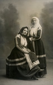 Kaksi perinnepukuista naista, Fonni, Sardinia, Italia, n. 1915. tekijältä Italian Photographer