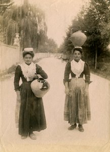 Kaksi nuorta naista terrakottapurkkien kanssa, Roccaraso, Abruzzo, Italia, n. 1905. tekijältä Italian Photographer