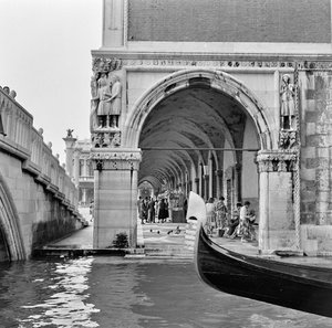 Venetsialainen kohtaus, n. 1960 (b/w valokuva) tekijältä Italian Photographer