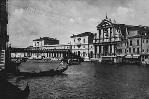 Venetsia, jesuiittakirkko ja rautatieasema (valkoinen kuva) tekijältä Italian Photographer