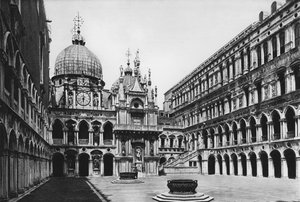 Venetsia, Dogen palatsi, sisäpiha (valkoinen kuva) tekijältä Italian Photographer