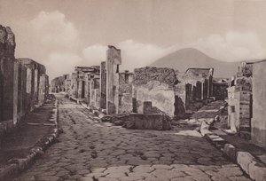 Via Consolare ja Porta Di Ercolano, Consular Road, Herculanumin portti (valkoinen kuva) tekijältä Italian Photographer