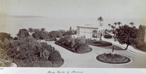 Näkymä yhdelle Montecarlon puutarhoista Monacon ruhtinaskunnassa. Puutarhan keskellä, merinäköalalla, huvimaja tekijältä Italian Photographer