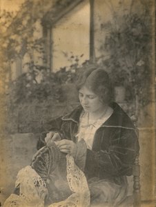 Nainen ompelee pitsimekkoa, Italia, noin 1910 tekijältä Italian Photographer