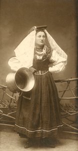 Nainen, jolla on perinteinen asu ja kädessään kupariastia, Abruzzo, Italia tekijältä Italian Photographer