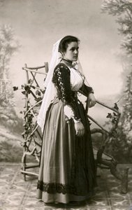 Perinnepukuinen nainen, Sardinia, Italia, n. 1910