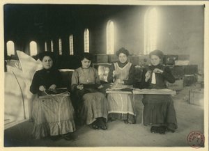 Naiset työskentelevät passementarie-työpajassa, Italia, valokuvaaja F Trembini. tekijältä Italian Photographer