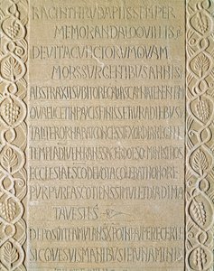 Keskiajan arkeologia (keskiaika). Lombardian barbaaritaide: Kuningatar Ragnetruden (Raginthrudan) hautakivi on vuodelta 740-750. Lombard-taide. Pavia, kaupunginmuseo, arkeologinen osasto (Pavia, Musei Civici, Sezione Archeologia). tekijältä Italian School