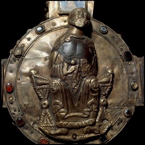 Keskiajan arkeologia (keskiaika). Lombardian barbaaritaide: Desiderion risti (kuningas Didierin risti). Hopea- ja kultalehdet upotettu jalokivillä, lasilla ja kameella. Yksityiskohta keskilevystä, jossa Kristus valtaistuimella tekijältä Italian School