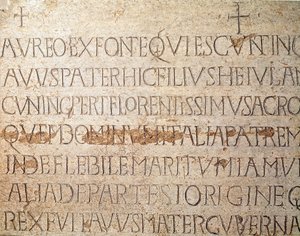 Keskiajan arkeologia (keskiaika). Lombardian barbaaritaide: Lombard-kuningas Cunipertin, joka tunnetaan hurskaana (Cuniperto, 678-700), hautakivi. Lombard-taide. Pavia, kaupunginmuseo, arkeologinen osasto (Pavia, Musei Civici, Sezione Archeologia). tekijältä Italian School