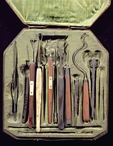 Laatikko oftalmologisia instrumentteja (puuta ja metallia)