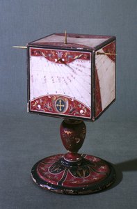 Kuutiomainen aurinkokello, joka näyttää ajan muinaisen italialaisen, babylonialaisen ja juutalaisen tuntijärjestelmän mukaisesti, firenzeläinen, n. 1560 (puun penikka) (katso myös 75479)