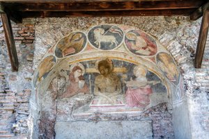 Kristuksen laskeuma Neitsyt Marian, Pyhän Johanneksen, evankelistan symboleilla ja Agnus Dein kaaressa tekijältä Italian School
