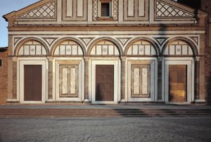 Yksityiskohta kirkon julkisivusta tekijältä Italian School