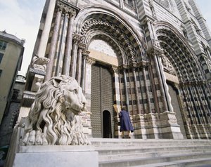 San Lorenzon katedraalin julkisivu kuva) tekijältä Italian School