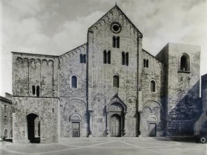 Basilikan julkisivu, joka perustettiin vuonna 1087 Pyhän Nikolauksen pyhäinjäännöksiä varten (m/v kuva) tekijältä Italian School